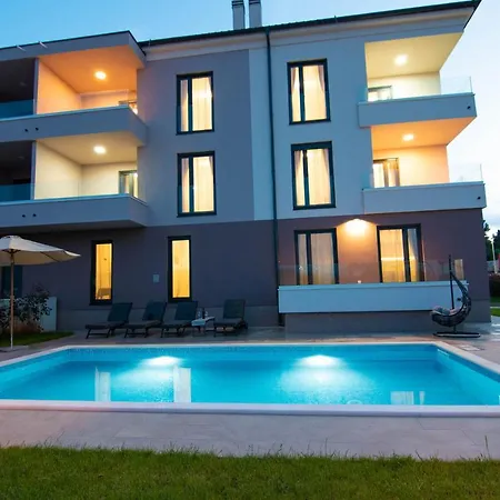 Luxury Vela With Swimming Pool Premantura